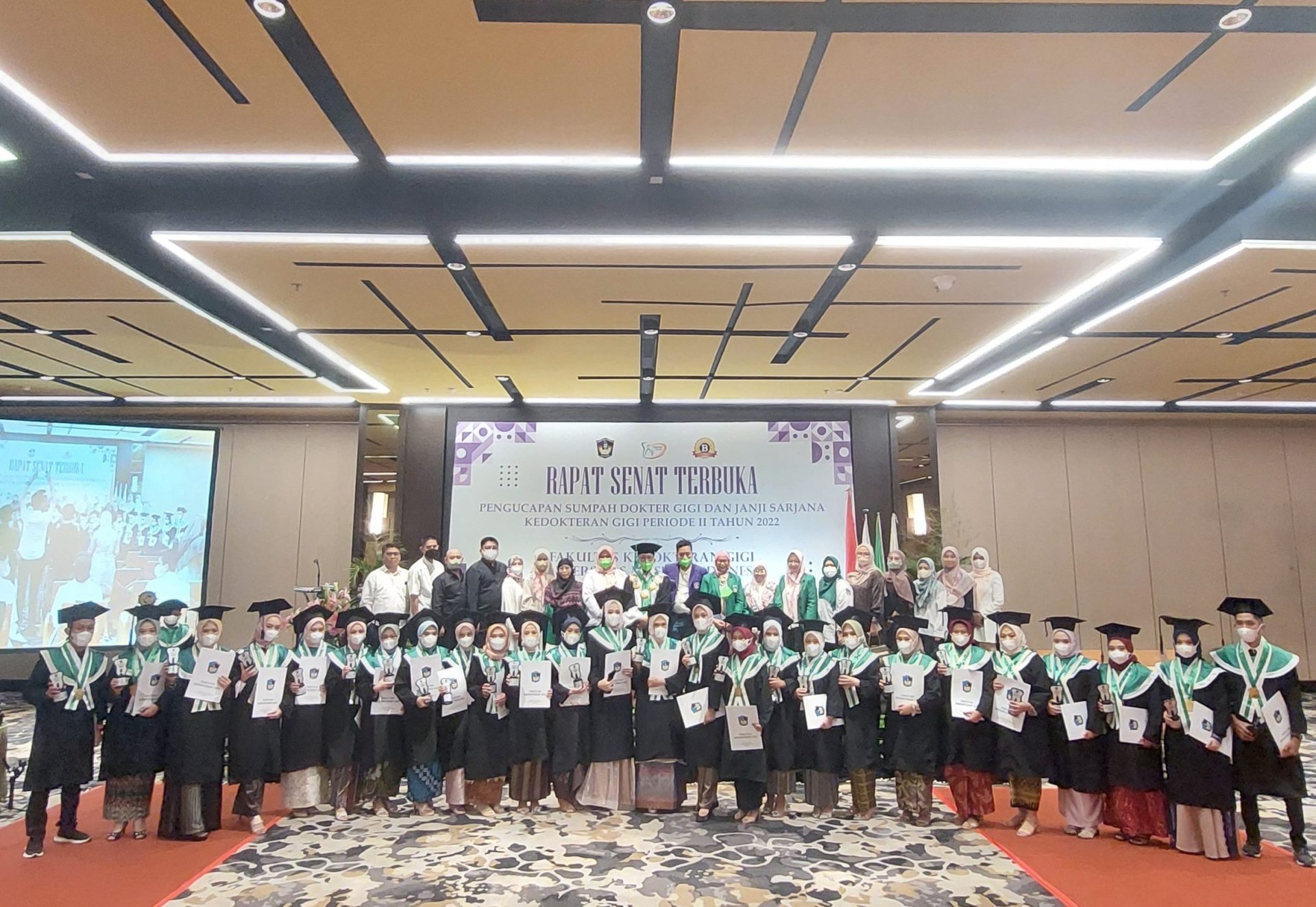 PENGUCAPAN SUMPAH DOKTER GIGI DAN JANJI SARJANA KEDOKTERAN GIGI PERIODE II TAHUN 2022 UNIVERSITAS MUSLIM INDONESIA, FAKULTAS KEDOKTERAN GIGI