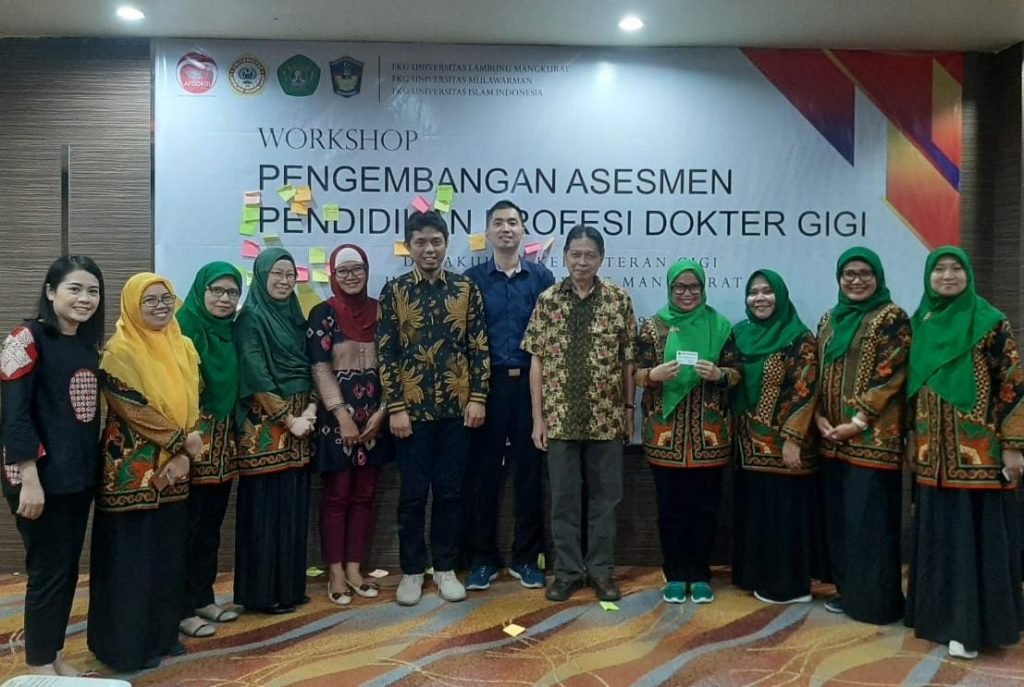 Kegiatan WORKSHOP Pengembangan PROFESI DOKTER GIGI Yang Difasilitasi Oleh AFDOGI Dan Diikuti Oleh DOSEN Penanggung Jawab Bagian Pada FAKULTAS KEDOKTERAN GIGI UNIVERSITAS MUSLIM INDONESIA, UNIVERSITAS MULAWARMAN, Dan UNIVERSITAS LAMBUNG MANGKURAT Bertempat — foto 2